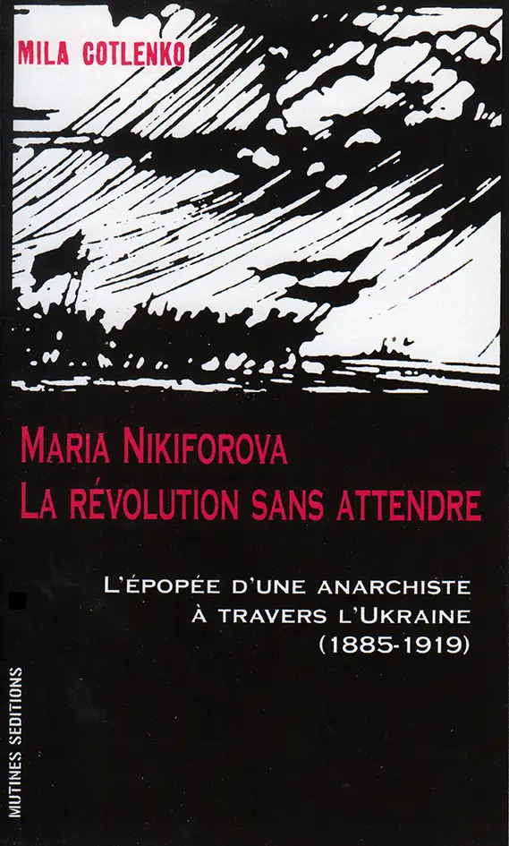 Cavaliers et drapeaux en noir et blanc, sur la couverture du livre "Maria Nikiforova. La révolution sans attendre"