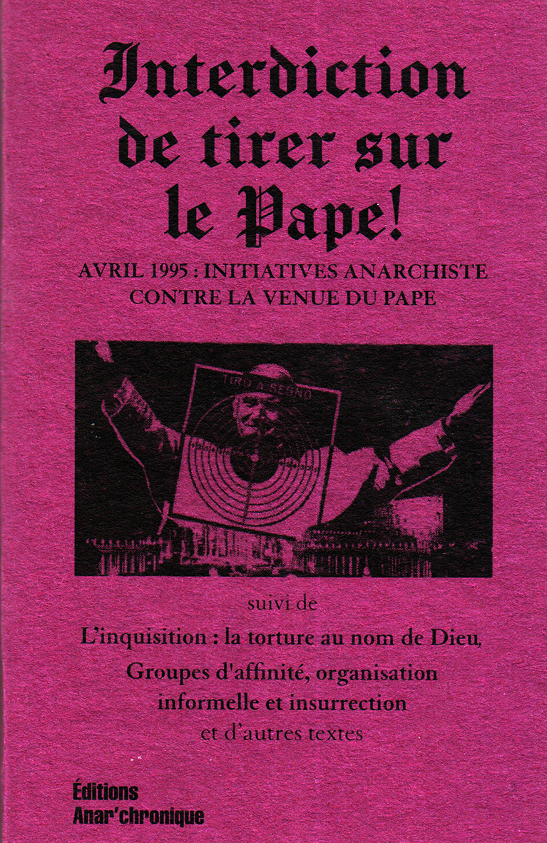 Couverture du livre "Interdiction de tirer sur le Pape" avec une affiche de Jean-Paul II et une cible.